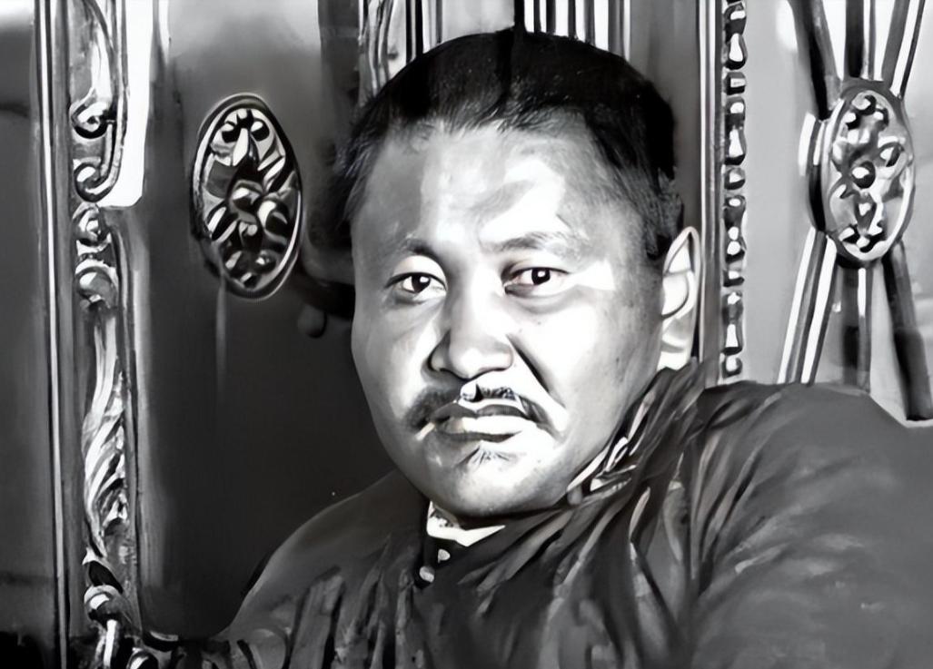 1935年蒙古总理当众掌掴斯大林，对方隐忍不发，两年后蒙古70万人口3万人惨遭清
