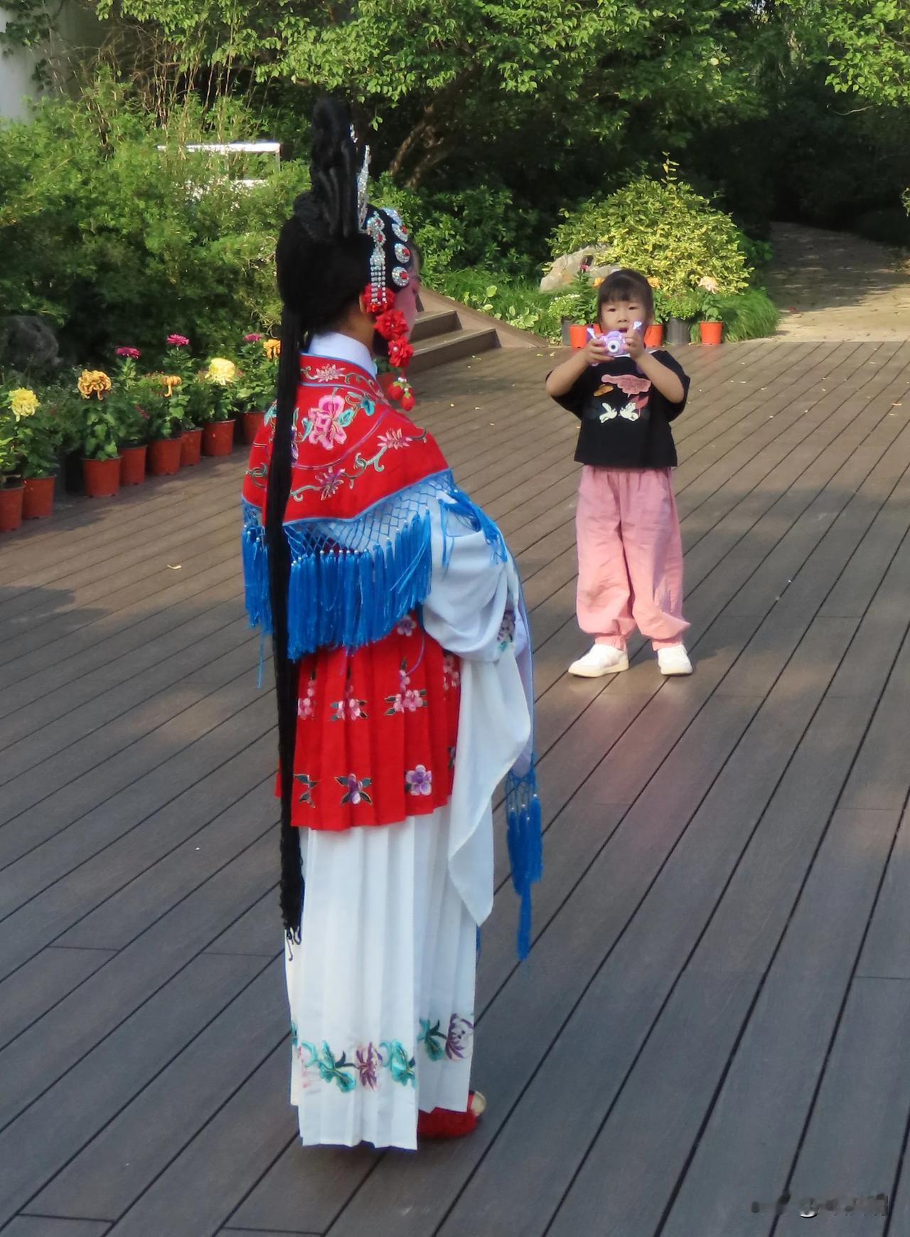 传统与现代的碰撞，古风与科技的交融。