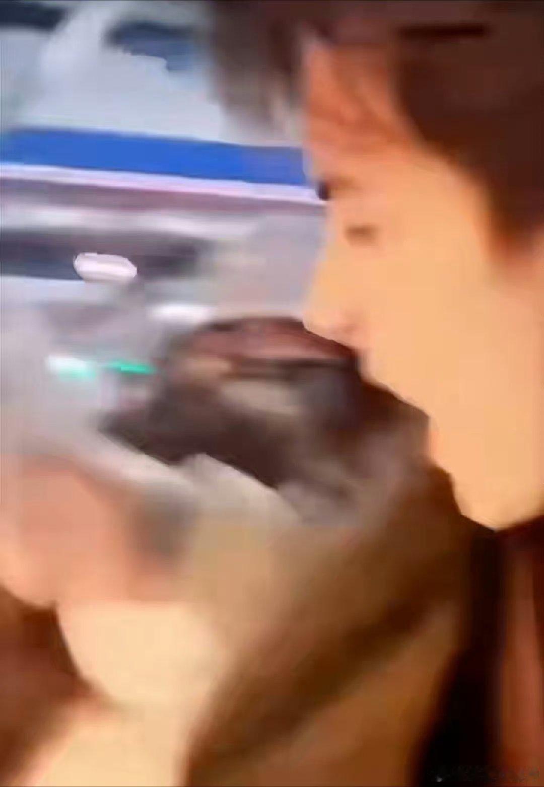 敖瑞鹏因为私生迟到了15分钟这次看来真的把敖瑞鹏激怒到了，私生真的就是跟踪狂，难