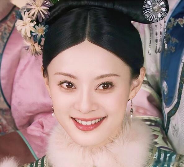 14 岁等等的颜值太能打！和孙俪的相似度堪称复制粘贴，眉眼间的神韵自带古典气质，