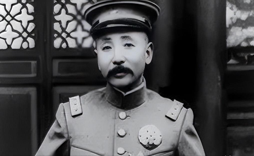 [微风]张作霖路过一个修鞋摊，见鞋匠干活慢，抬脚就踢了一下。鞋匠反手就给了他一巴