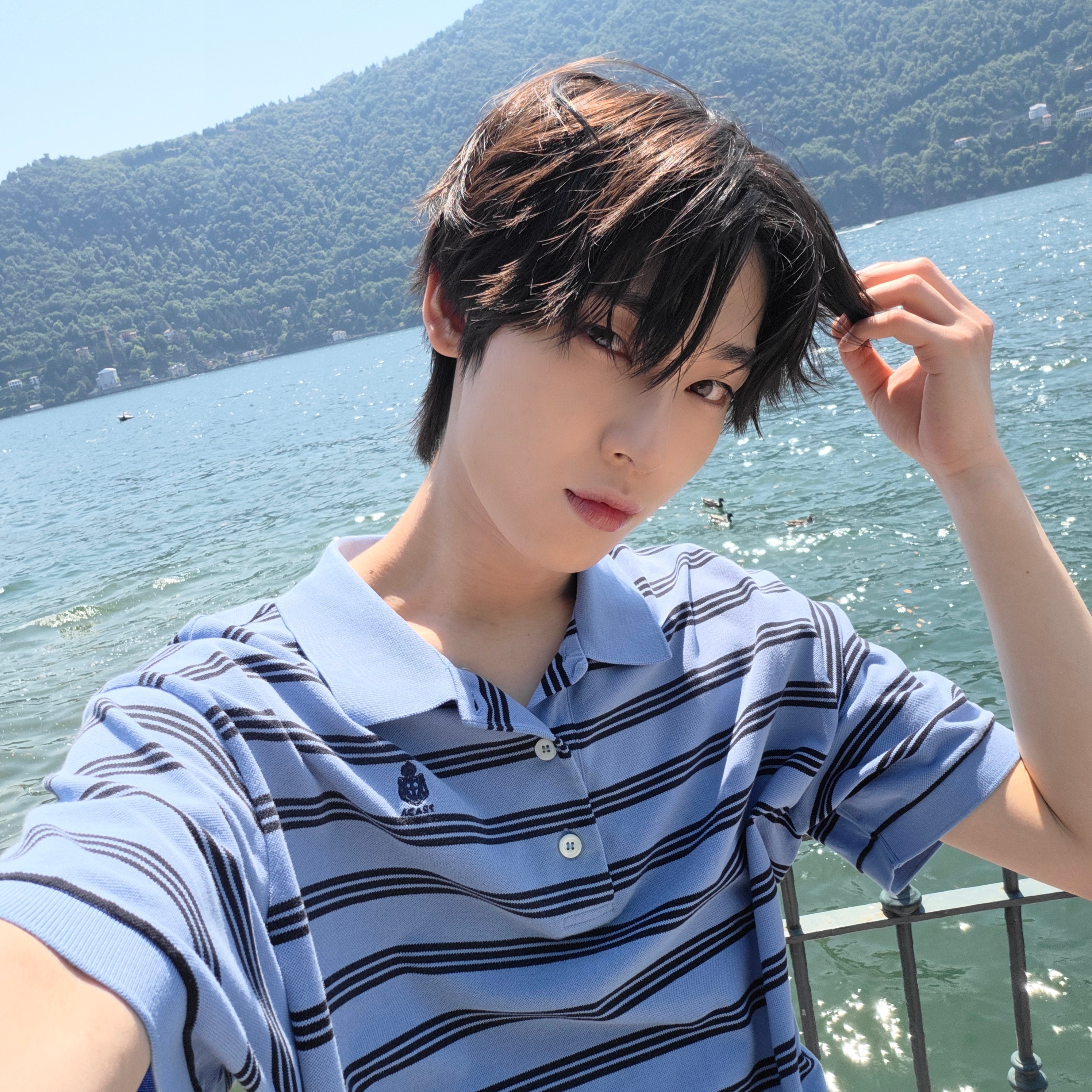 Weverse Magzine - 善禹的自拍秘笈📸Tip1.利用好手部姿势利