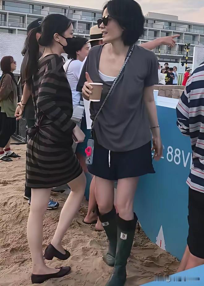 人到了一定的年龄，估计对于男女感情已经看得很淡了，眼里剩下最多的估计是亲情。
就