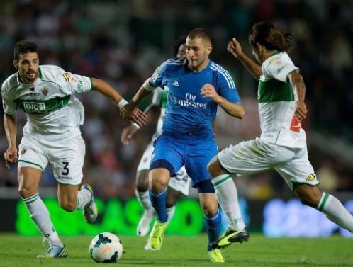 【皇马再向阿森纳低价推销强人 2000万就卖本泽马】10月15日英媒披露，皇马对