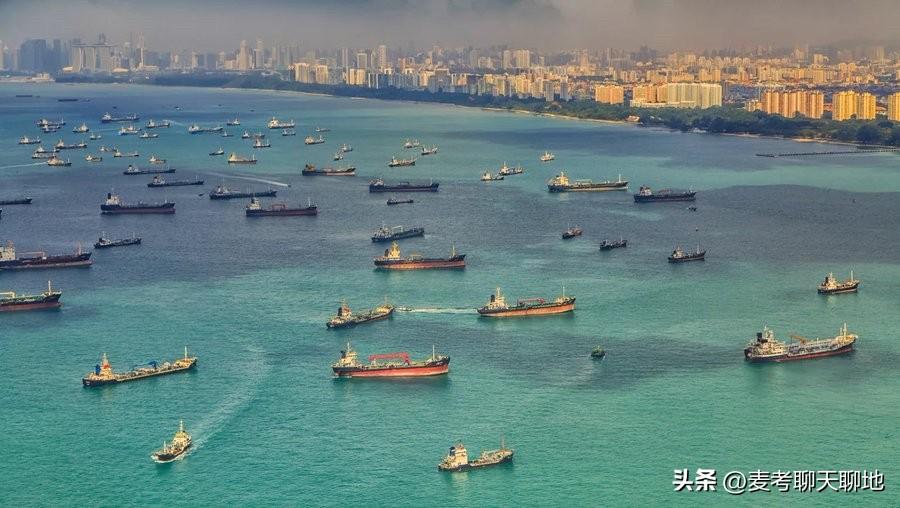 一位美国教授身处新加坡，他忍不住去想这里和迪拜之间令人不安的相似之处。两地都非常