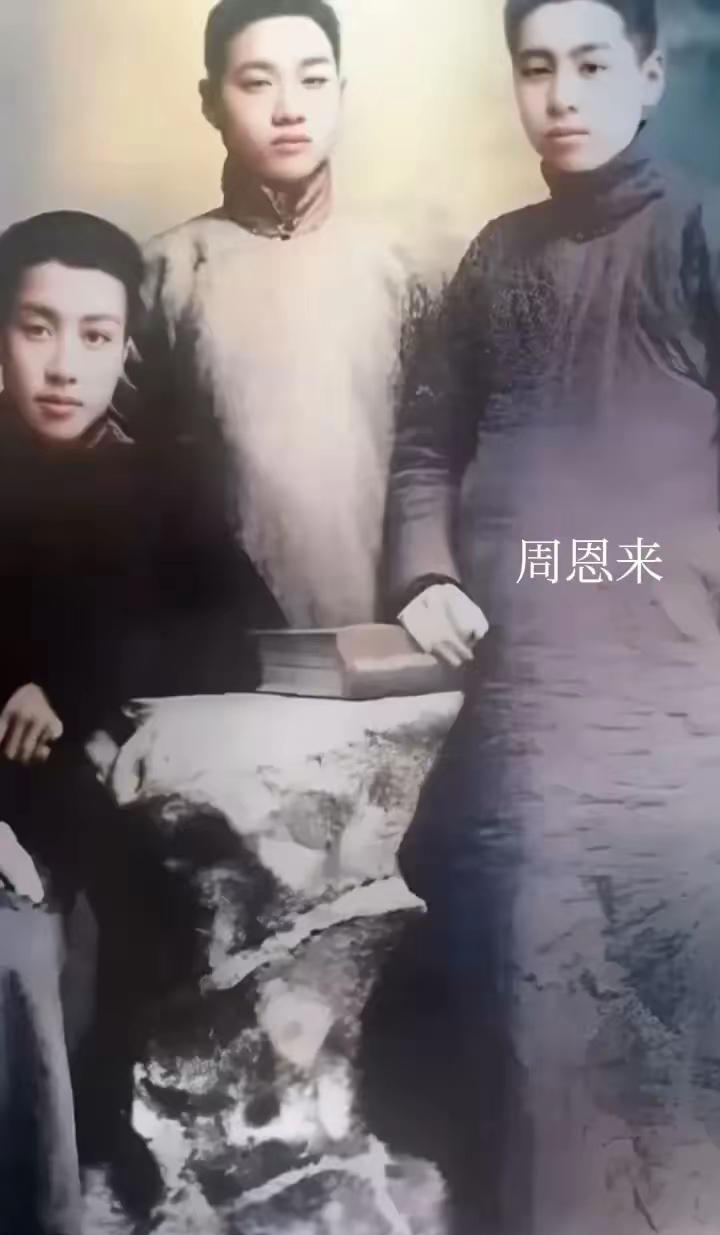 这是周总理（右一）青年读书时期的真实样貌，并非演员扮演，货真价实的照片。

周总