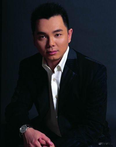 12月18日，娱乐瓜主爆料李湘前夫李厚霖因涉嫌经济犯罪被刑拘，他哥哥和妹妹也被拘