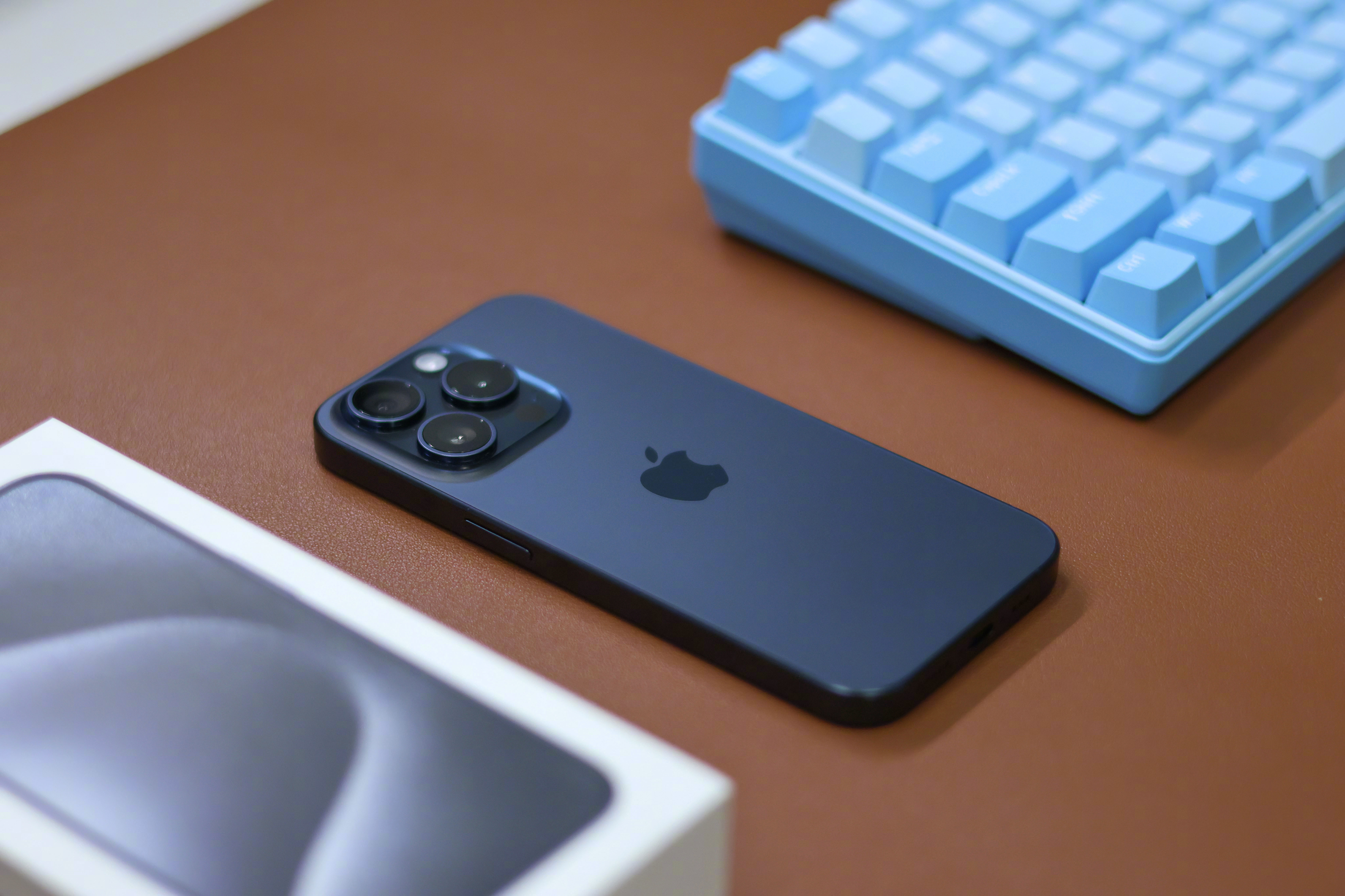最近几代iPhone配色里，除了13 Pro经典的远峰蓝，我觉得15 Pro的深