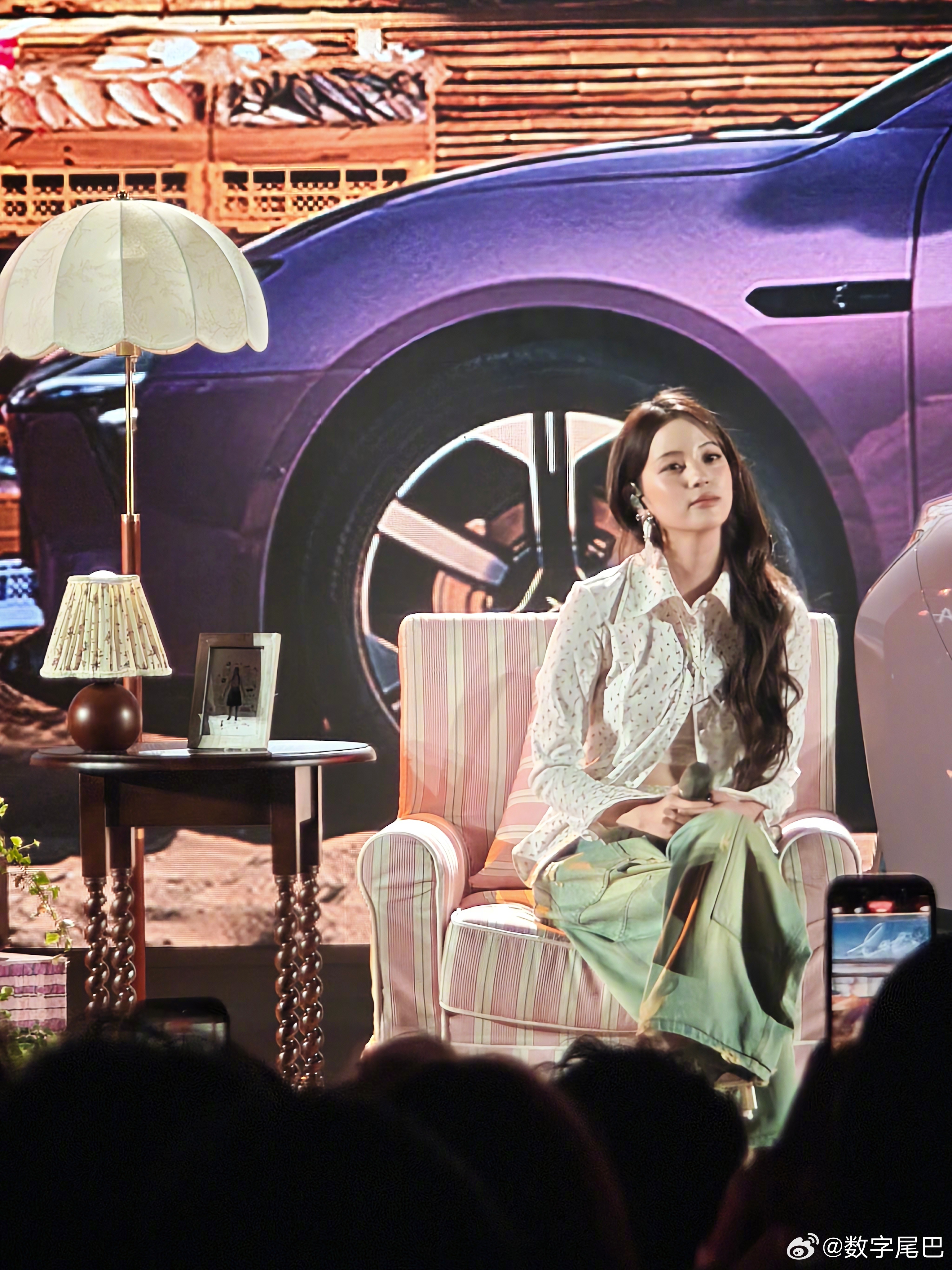 欧阳娜娜说话唱歌都好温柔啊 车美不美人美不美应该不用问了，你们看大师兄嘴角都压不