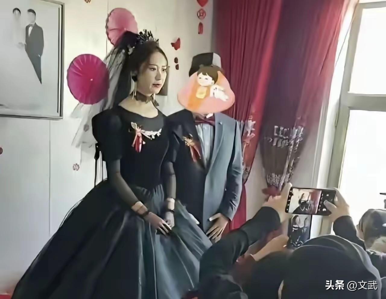 结婚就得穿白的红的？不顾全家亲戚反对，直接穿黑婚纱办婚礼。

爸妈急得直劝，说黑