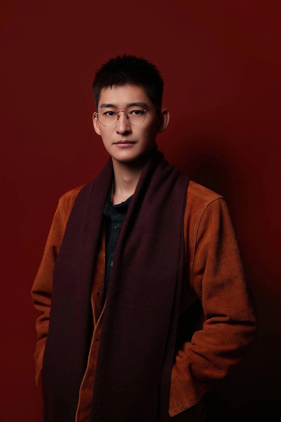 聊聊张翰，挺有意思一转变。

还记得2022年吗？他主演的《东八区的先生们》被全