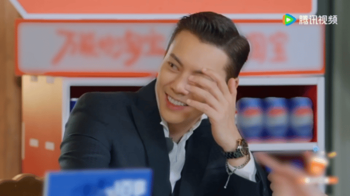 陈伟霆说基本上全世界男人都这样现在就出发 吃饭时大喜一摸肩膀，两个肌肉男立刻绷紧