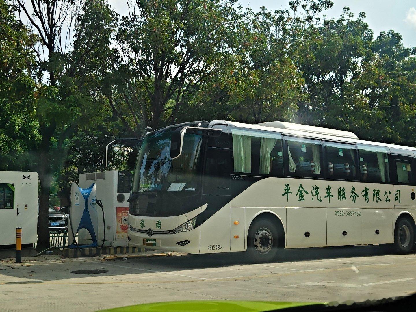 一辆大巴横在充电桩前面，不知道是不是在充电，这P5想充电都进不去！ ​​​
