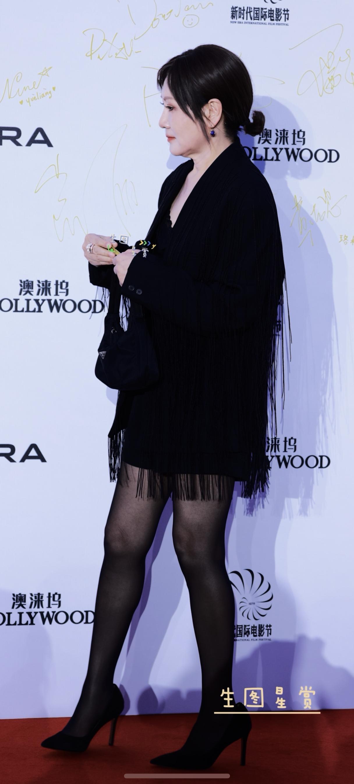 新妆造黑丝搭配年轻气质！这个新妆容真的很有气质，黑丝搭配得刚刚好，完全不显老，反