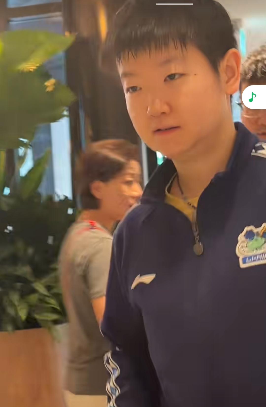 人民日报评价孙颖莎全文如下:"孙颖莎是祖国和人民的骄傲，她的成败不足以评判，一块