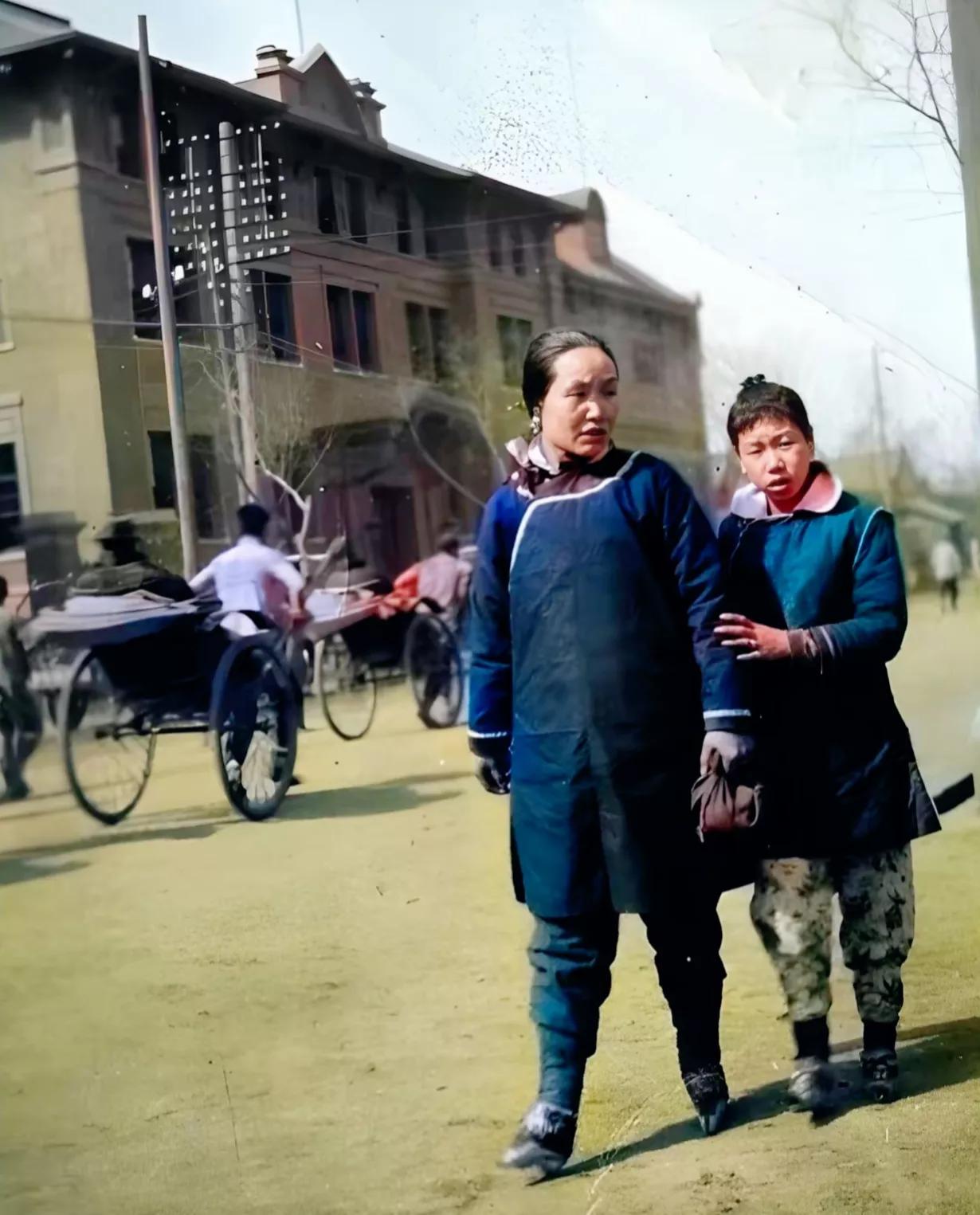 一张历史老照片
1920年，北京东单北大街，一对母女打扮的女人
他们是裹着小脚的