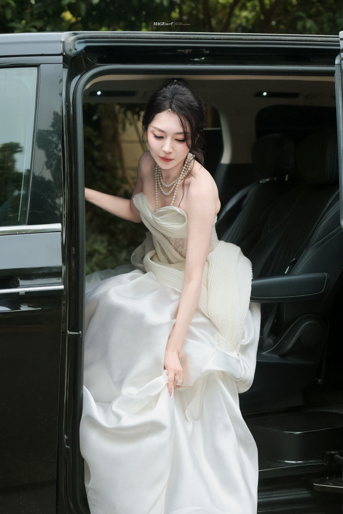 黄梦莹白月光黑玫瑰反差黄梦莹女王VS公主服装版型选得特别贴合个人气质，修身黑西装