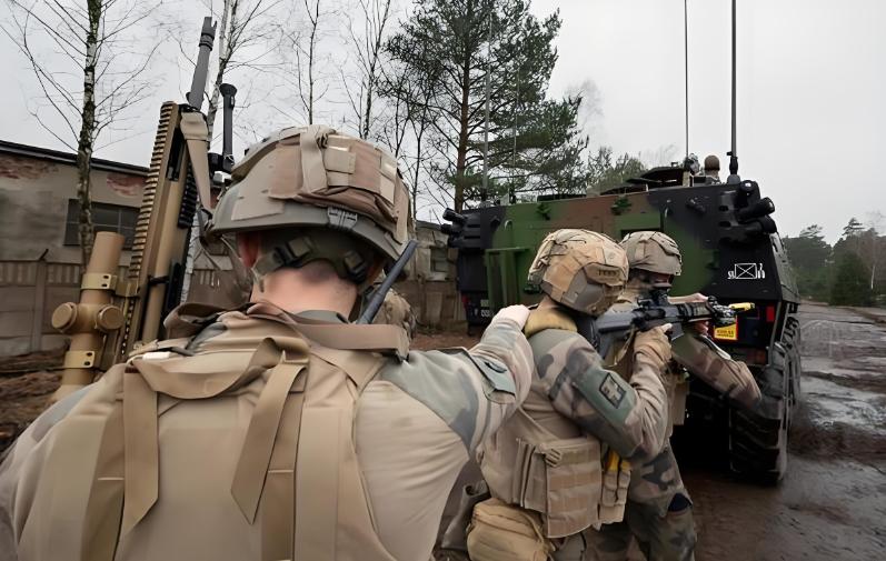 欧洲这是要乱起来的节奏，波兰和法国居然凑到一块儿，搞起了联合军事演习，而且明摆着