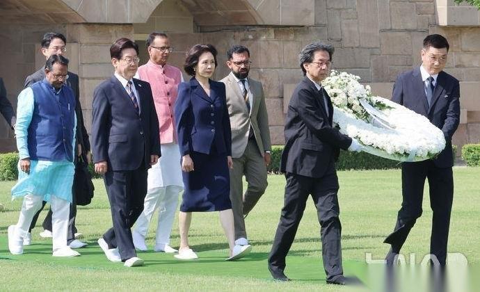 韩国第一夫人亮相印度！光脚直接穿拖鞋造型抢眼，外交行程看点十足。
4月20日，韩