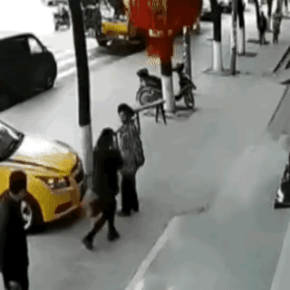 小姐姐被吓到了。
差点就花容失色了。