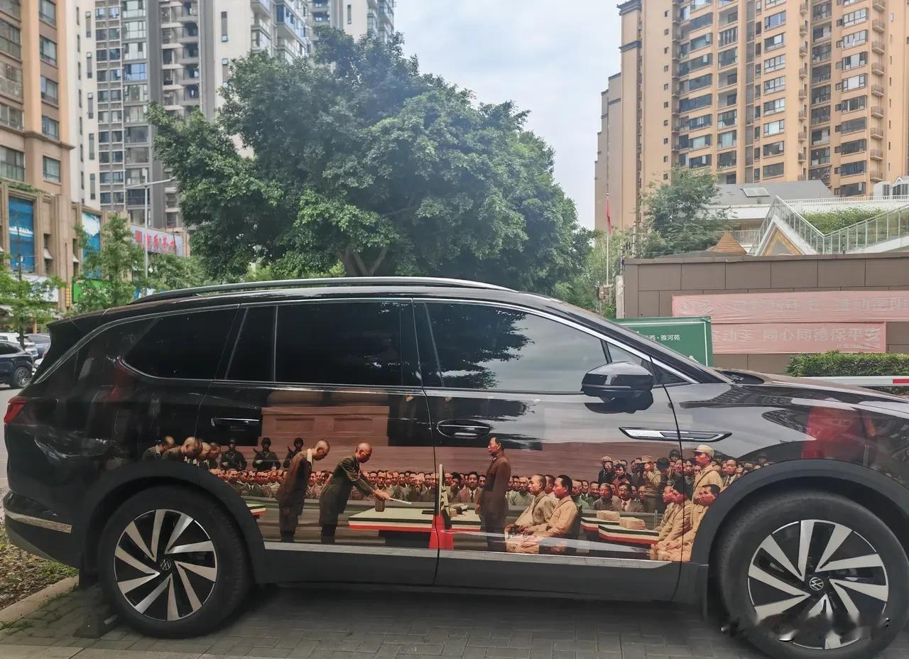某网友骑车路过中原西路一个红绿灯路口，远远就被一辆车吸引住了。

走近一看，车身