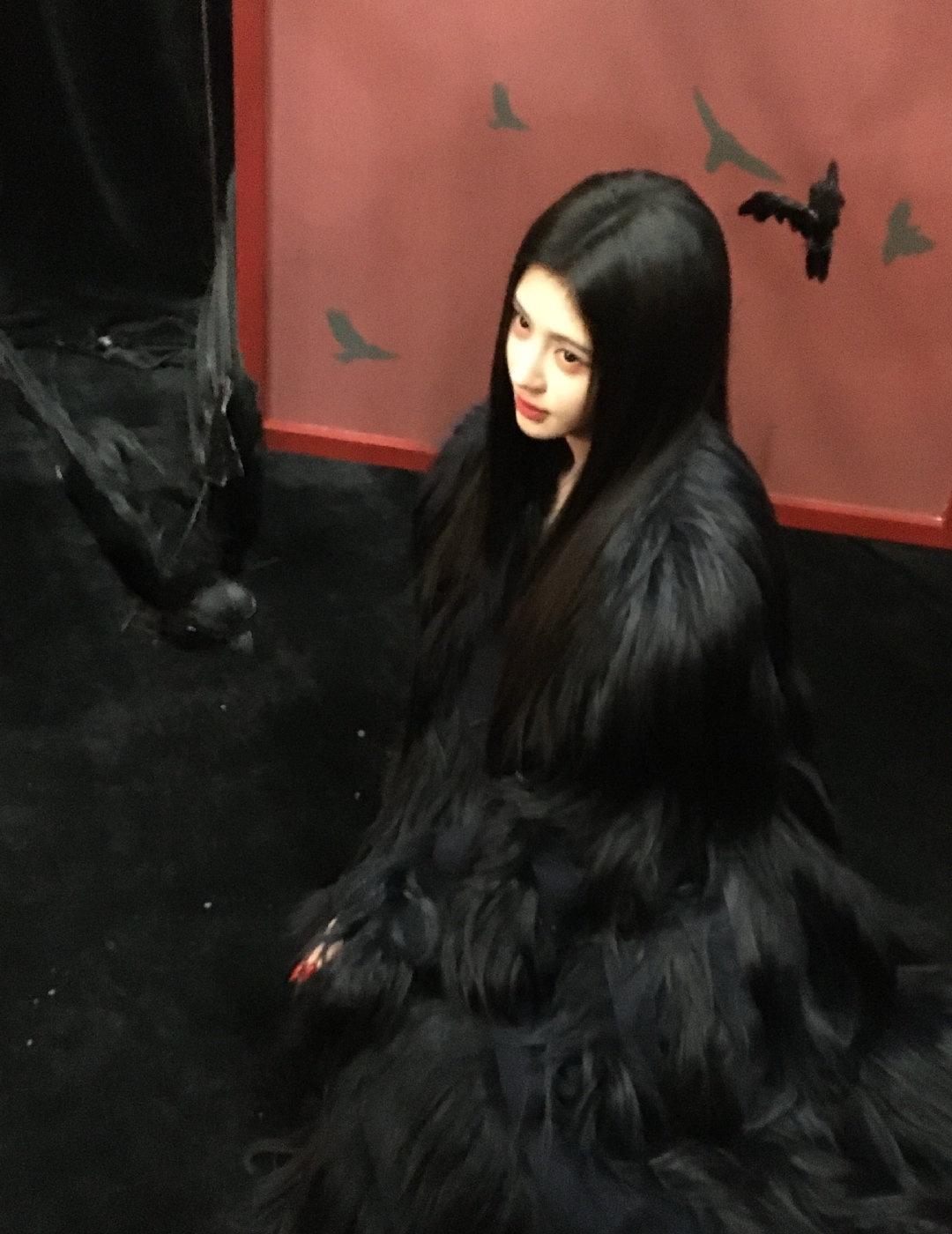 jjy鞠婧祎杂志开售 jjyELLE主编回应首次合作鞠婧祎 

“你是乱花欲渐中