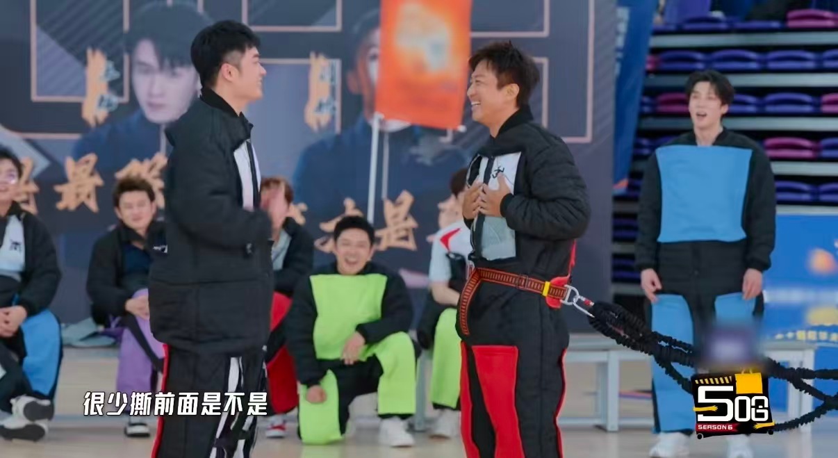 邓超刻在DNA里的撕名牌 邓超这条件反射绝了，十年跑男不是白录的。看见东西就想撕