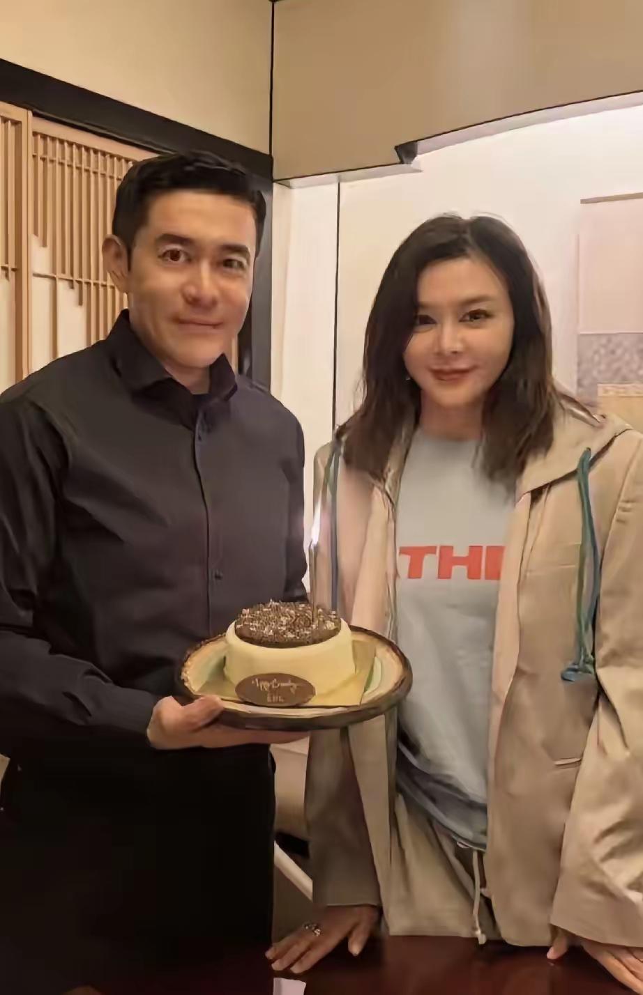 关之琳和弟弟都像爸爸呀，遗传了爸爸的高颜值，两姐弟五官都好看，弟弟也是又儒雅又帅