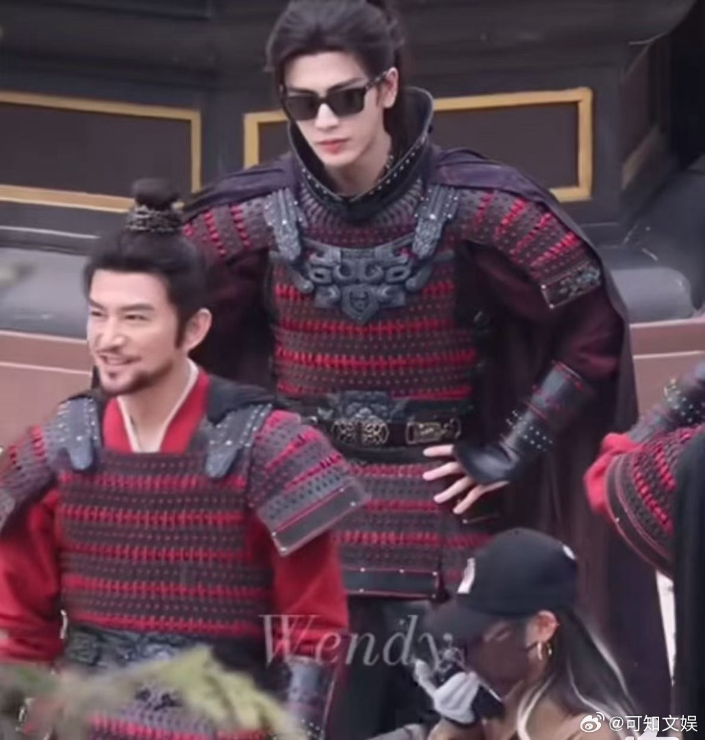 张凌赫古装墨镜穿搭张凌赫古装墨镜look张凌赫古装墨镜look，太帅了， 