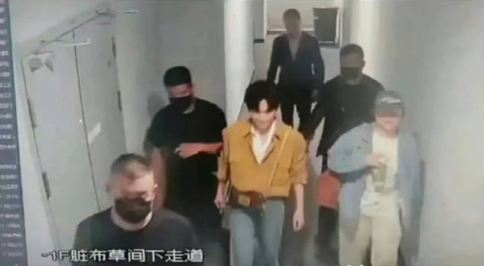 梓渝酒店 瑞鹤娱乐酒店事件严正声明 好无语的热搜，这不一堆工作人员？酒店为啥能卖
