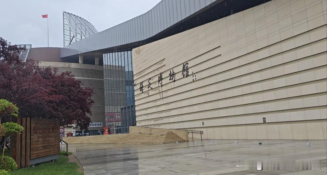 冒雨坐27路公交车去游保定市博物馆
        今天是我穷游全国的第27天。