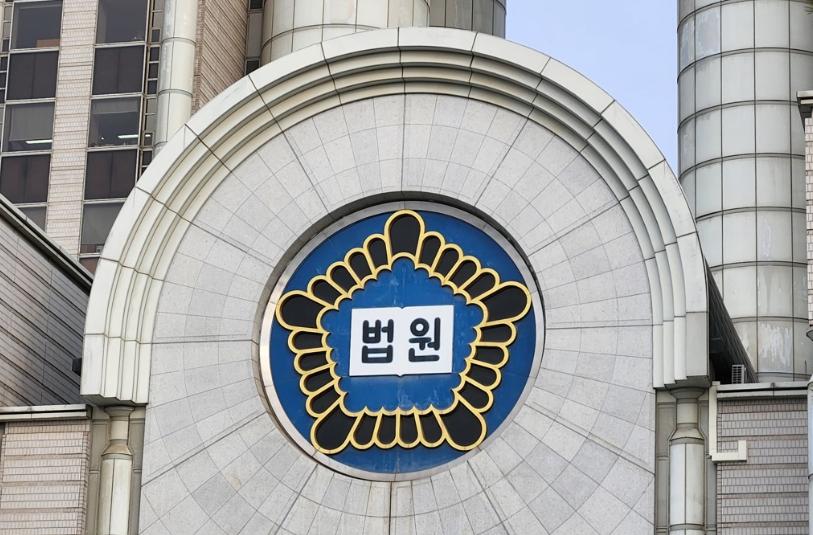 韩国政坛最让人脊背发凉的巧合，发生在了今天凌晨。

刚把前第一夫人金建希刑期翻了
