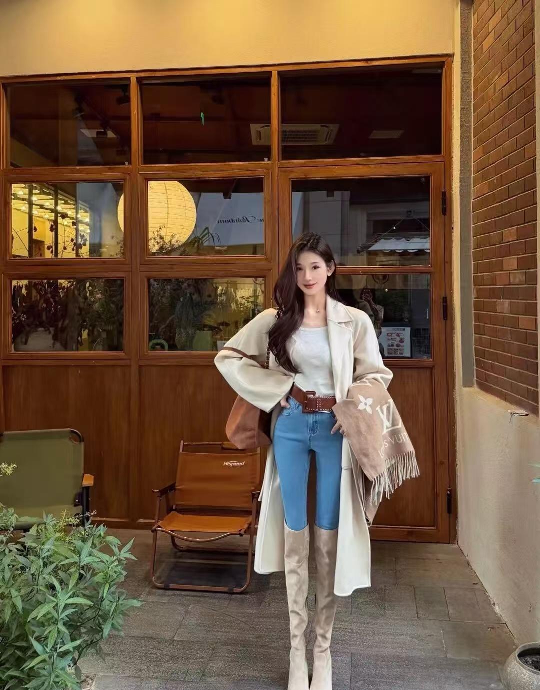 秋日穿搭指南：米色风衣+牛仔裤，温暖又时尚！