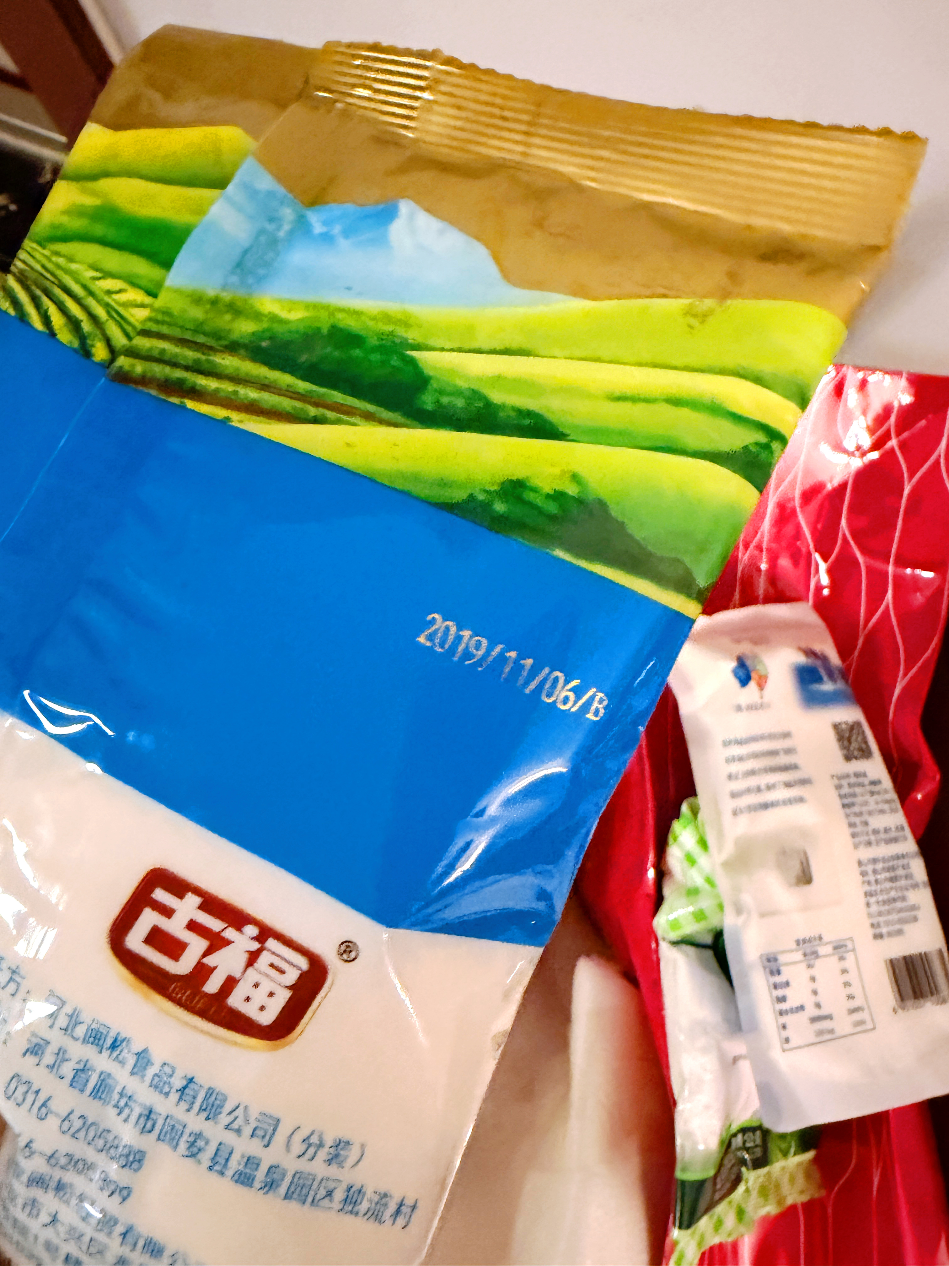 休闲璐家，所有的调味品都来自2019年是所有而她正在使用 