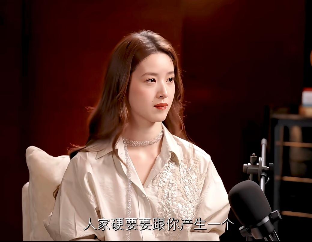 估计章泽天也没想到，
自己就是采访了何超琼，
不仅让她本人又火了一把，竟然连她脖