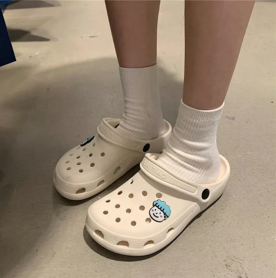 女子常穿洞洞鞋致足底钙化行走困难 洞洞鞋的危害的新闻和热搜这么多，为啥还是有那么