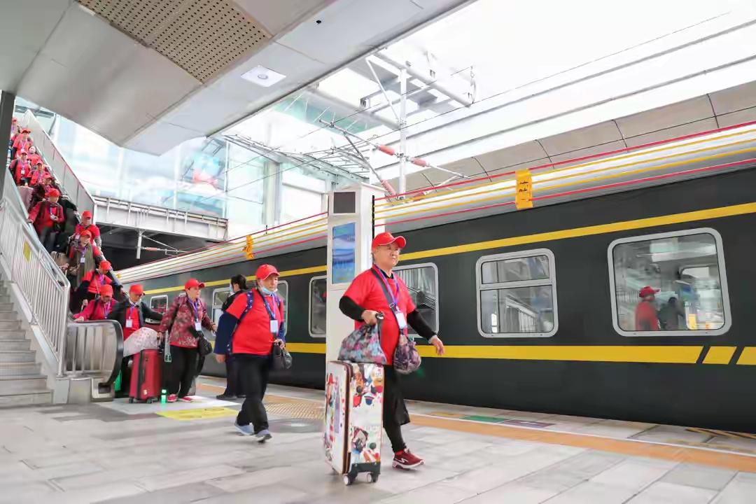 1740名“银发”旅客乘旅游专列从昆明出发，开启14天春日之旅

这天，春风和煦