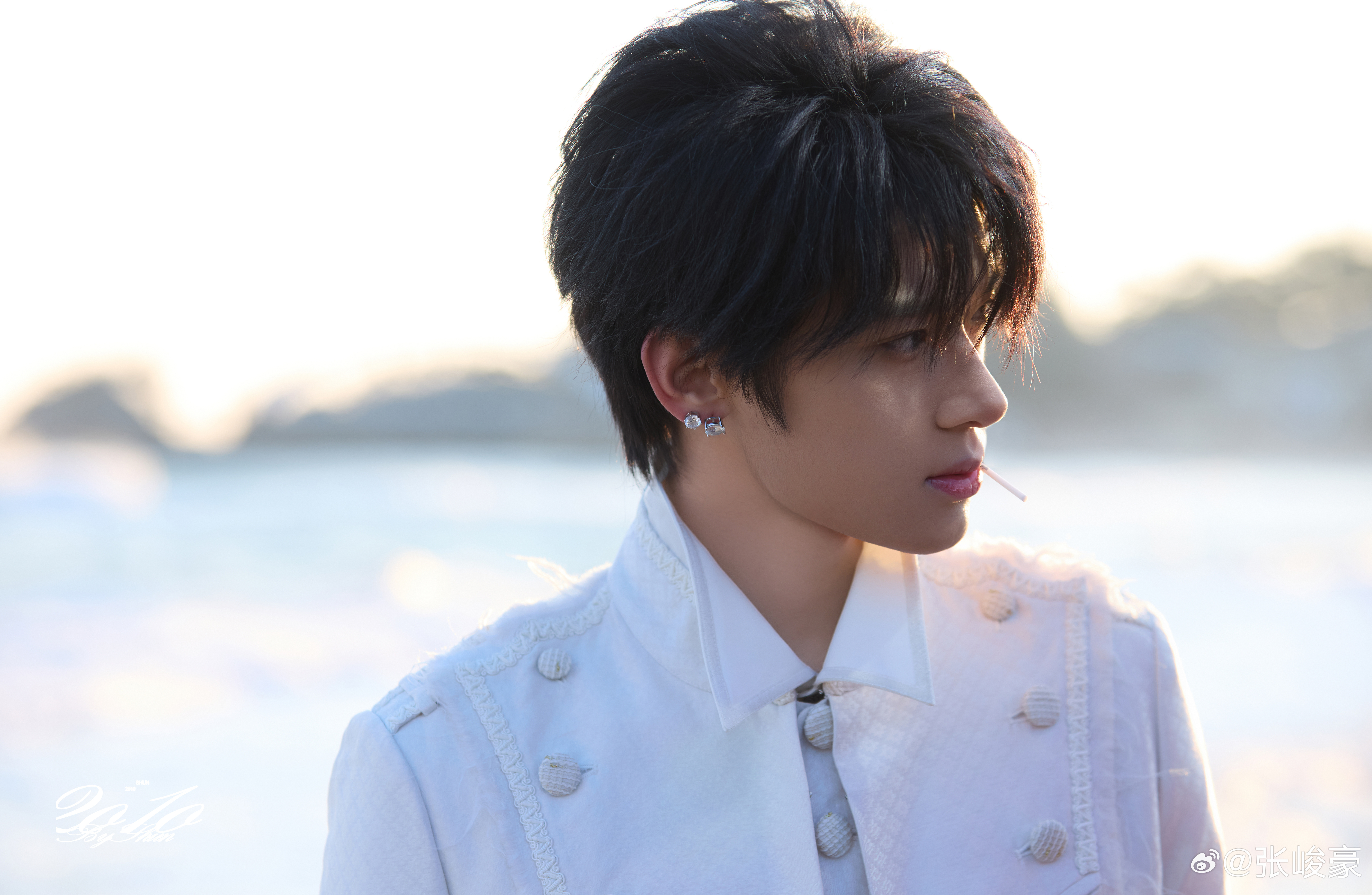 张峻豪 × 「2010戀」 MV 造型大片，身穿 KidA in my Opin