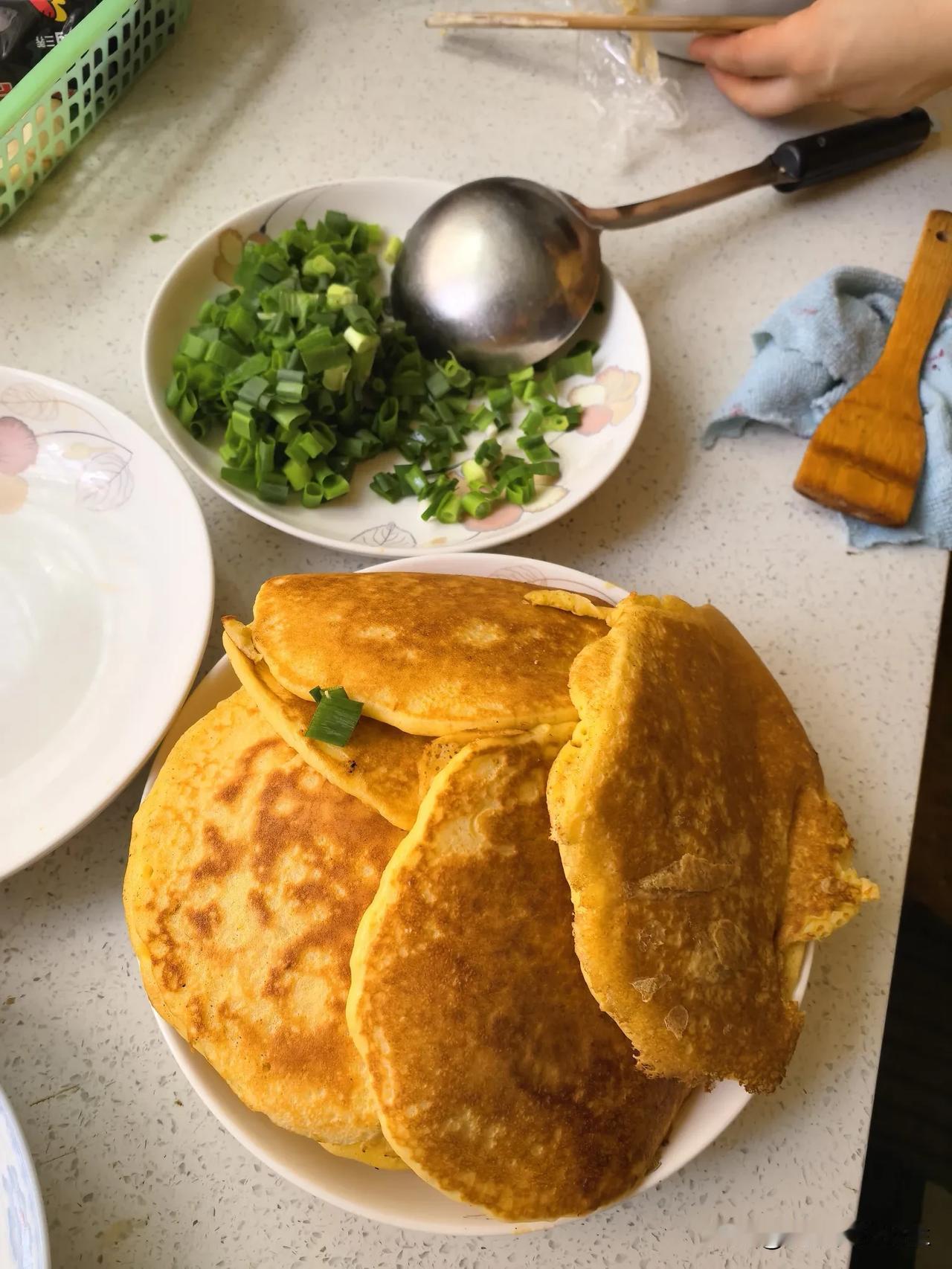 分享一下我们昨天的午餐：黄金饼、鱼头豆腐汤。

黄金饼其实也好做：1/3的玉米面
