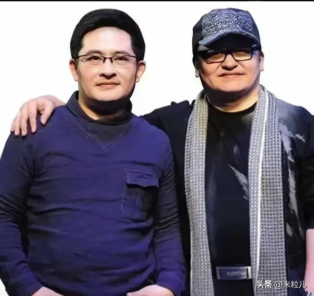 刘欢的弟媳妇生孩子时
刘欢在产房外
整整等了三个多小时呢！他是第一个抱孩子的人！