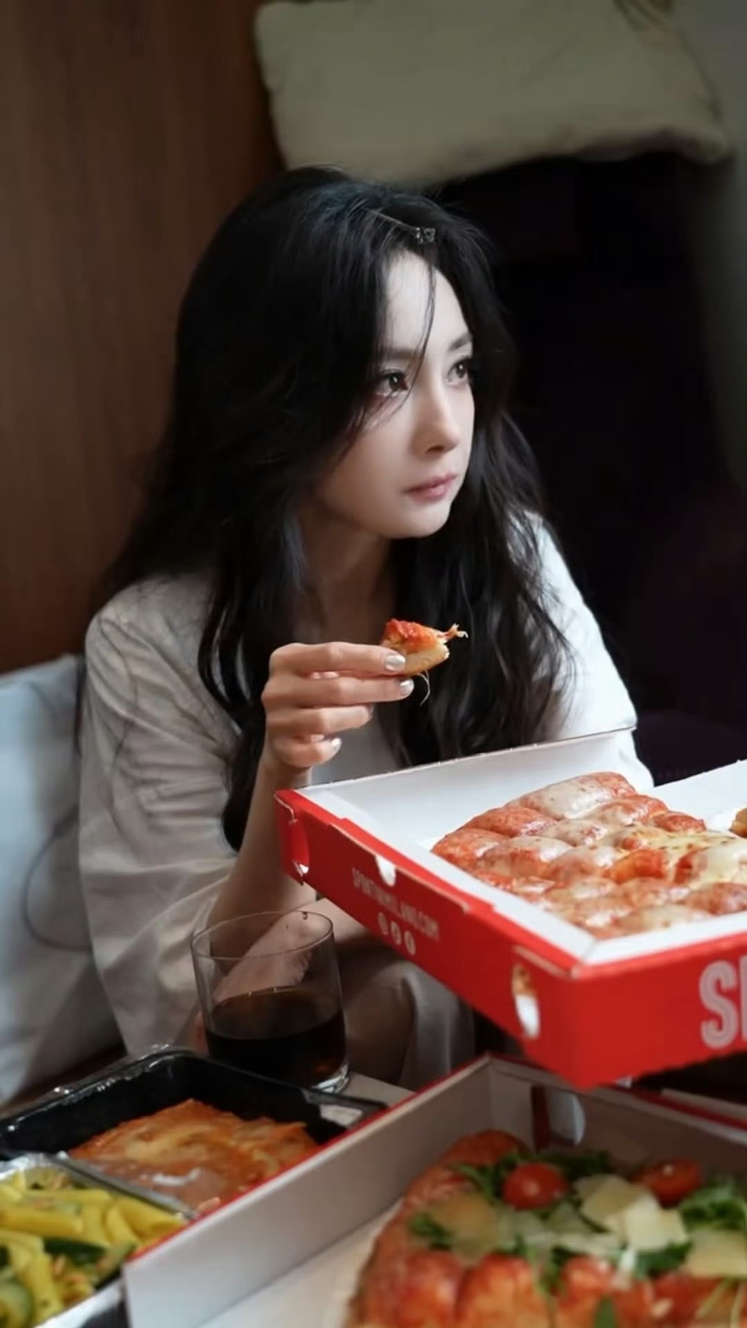 杨幂说女孩子要多吃berry和姐姐一样，多吃berry，少点内耗少点焦虑，欢吃软