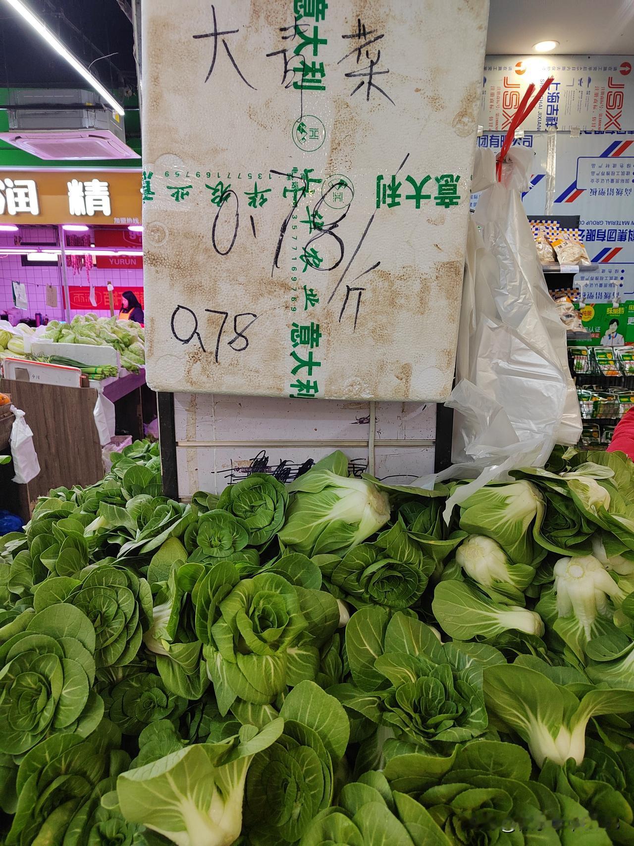 今天南京白天多云，夜里有雨，温度2～10℃，明天降温幅度达8℃，需做好防寒保暖准