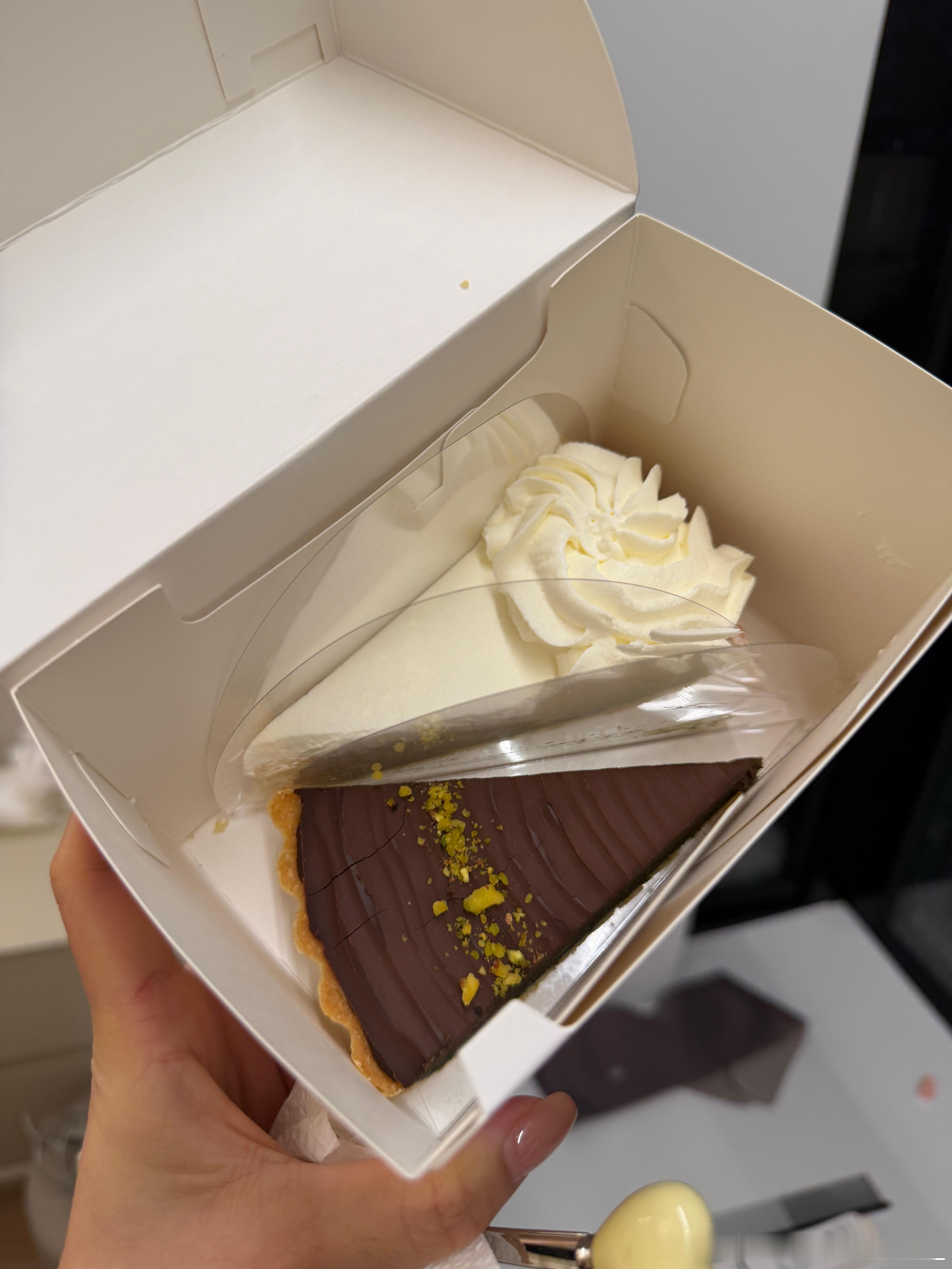 今天吃了三块蛋糕 每天就这样善待自己达奇派的奶香糯米派永远是我心中上海的派top
