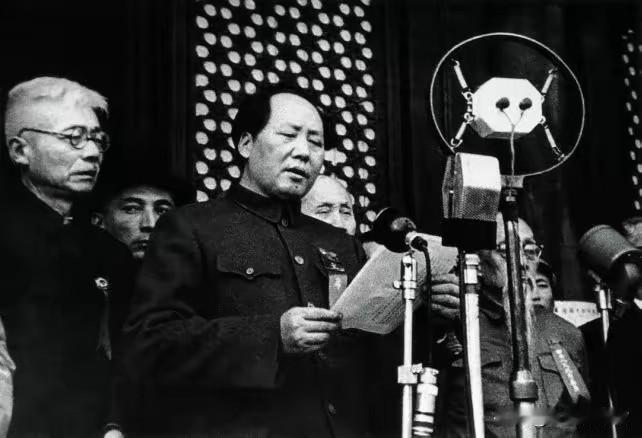 1949年，天安门的声音：“中国人民站起来了”。