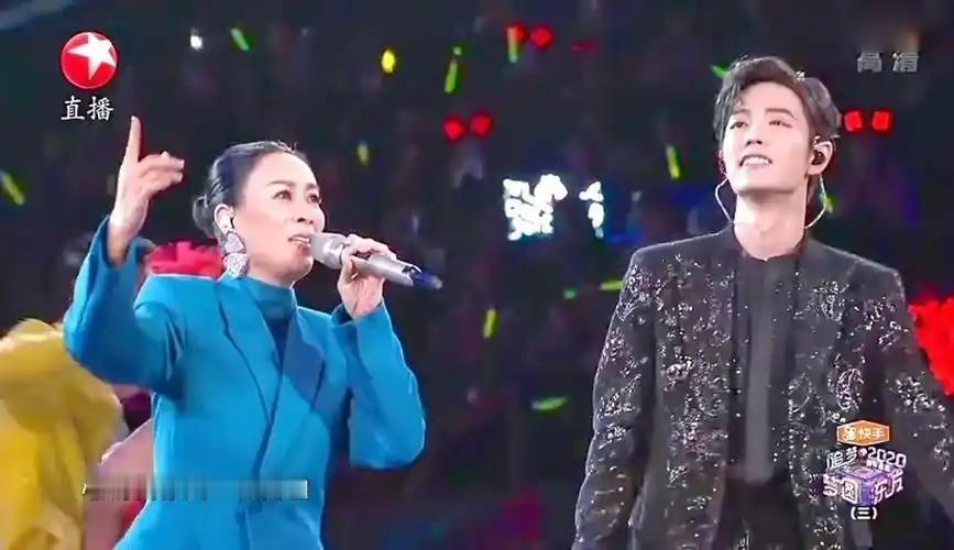 那英与肖战在舞台合唱《跟着感觉走》，堪称经典与潮流的碰撞。那英醇厚沉稳的嗓音与肖