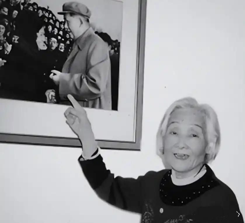 少奇同志的前妻谢飞也是参加过长征的老红军和老革命家。晚年家里一直挂着毛主席195