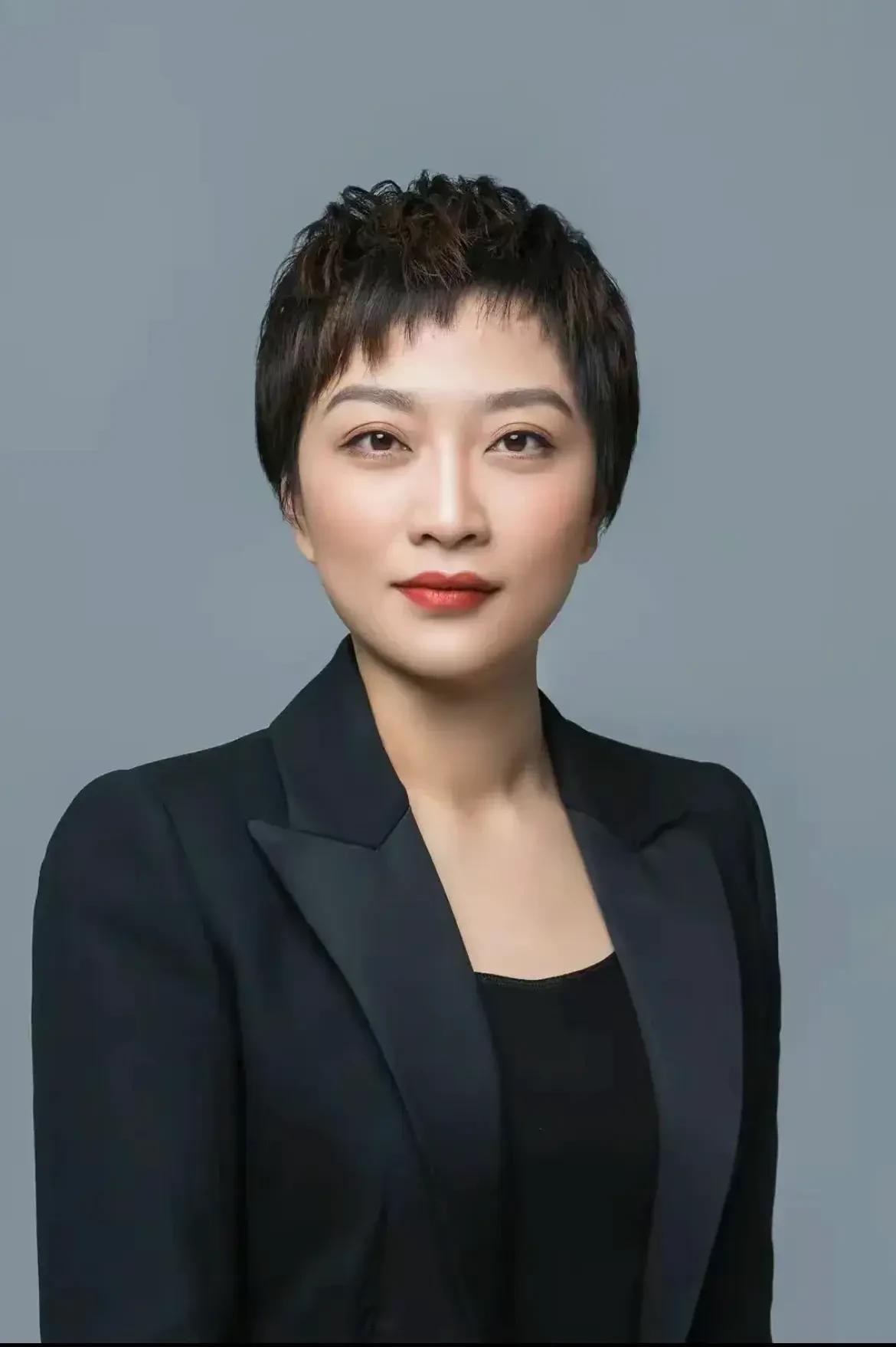 百度副总裁视频引争议，员工不是无情的工作机器，也需要人间烟火气。
近日百度副总裁