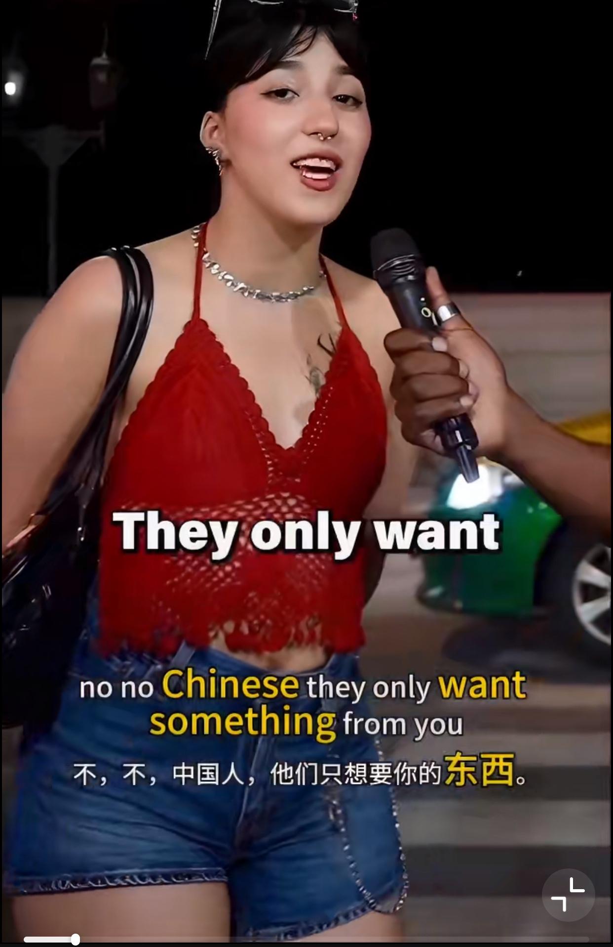 外国女子吐槽中国男生不真诚…
一个外国姑娘接受街头采访，当被问到你在中国的时候，