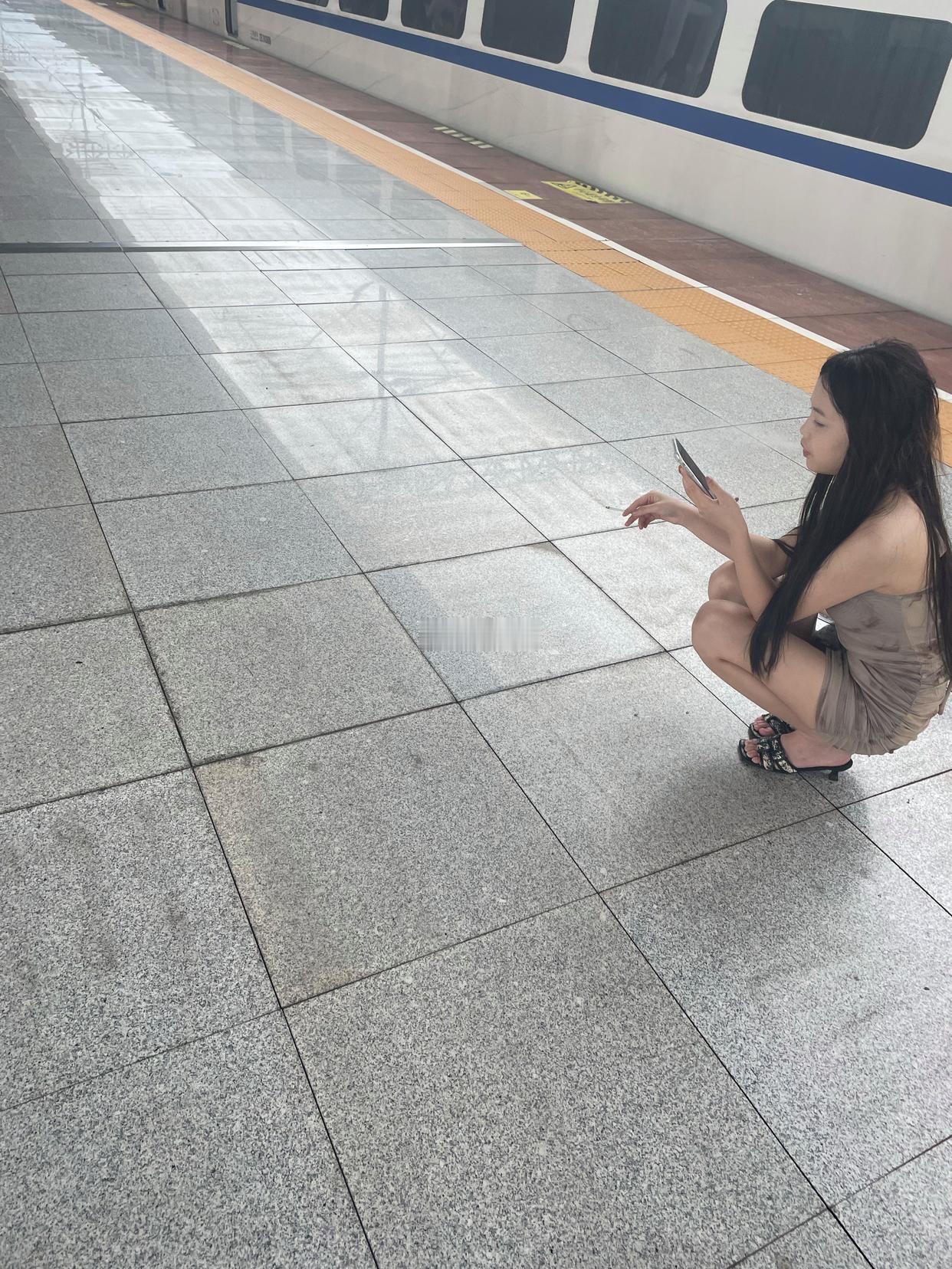 如何 评价这种蹲地铁站抽烟的 