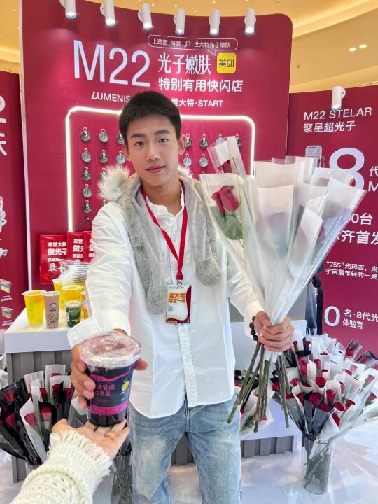 五一快来吾悦快闪！帅哥送玫瑰奶茶！领一堆……